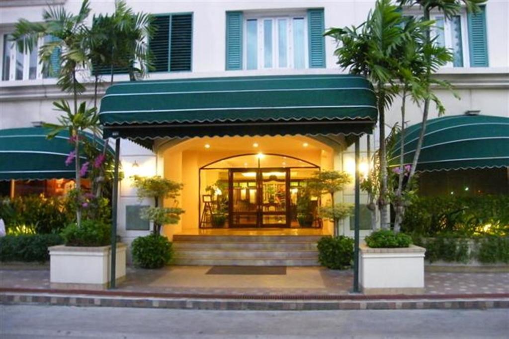 Апарт отель At 21 Saladaeng Бангкок Экстерьер фото